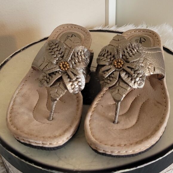 - Clark's Leather Artisian Sandals - Picture 2 of 10